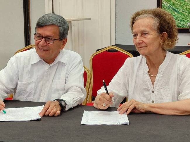 Pablo Beltrán y Vera Grabe, nueva jefa del equipo negociador del Gobierno nacional. Foto: delegación ELN cuenta de X.