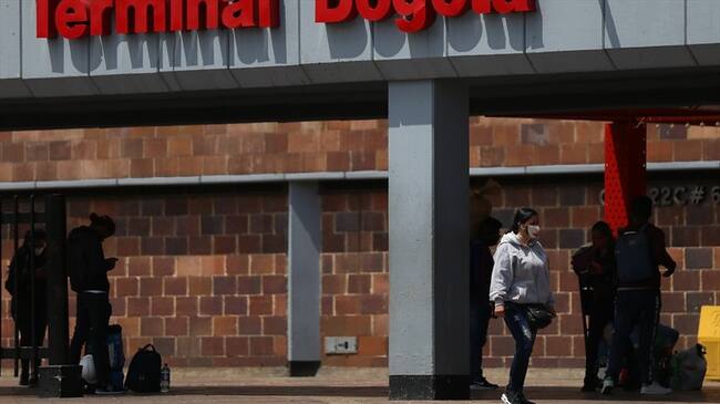 Las terminales de transporte en Bogotá reabrieron sus puertas tras más de cinco meses de restricción en medio de la pandemia del COVID-19. Foto: Colprensa / SERGIO ACERO