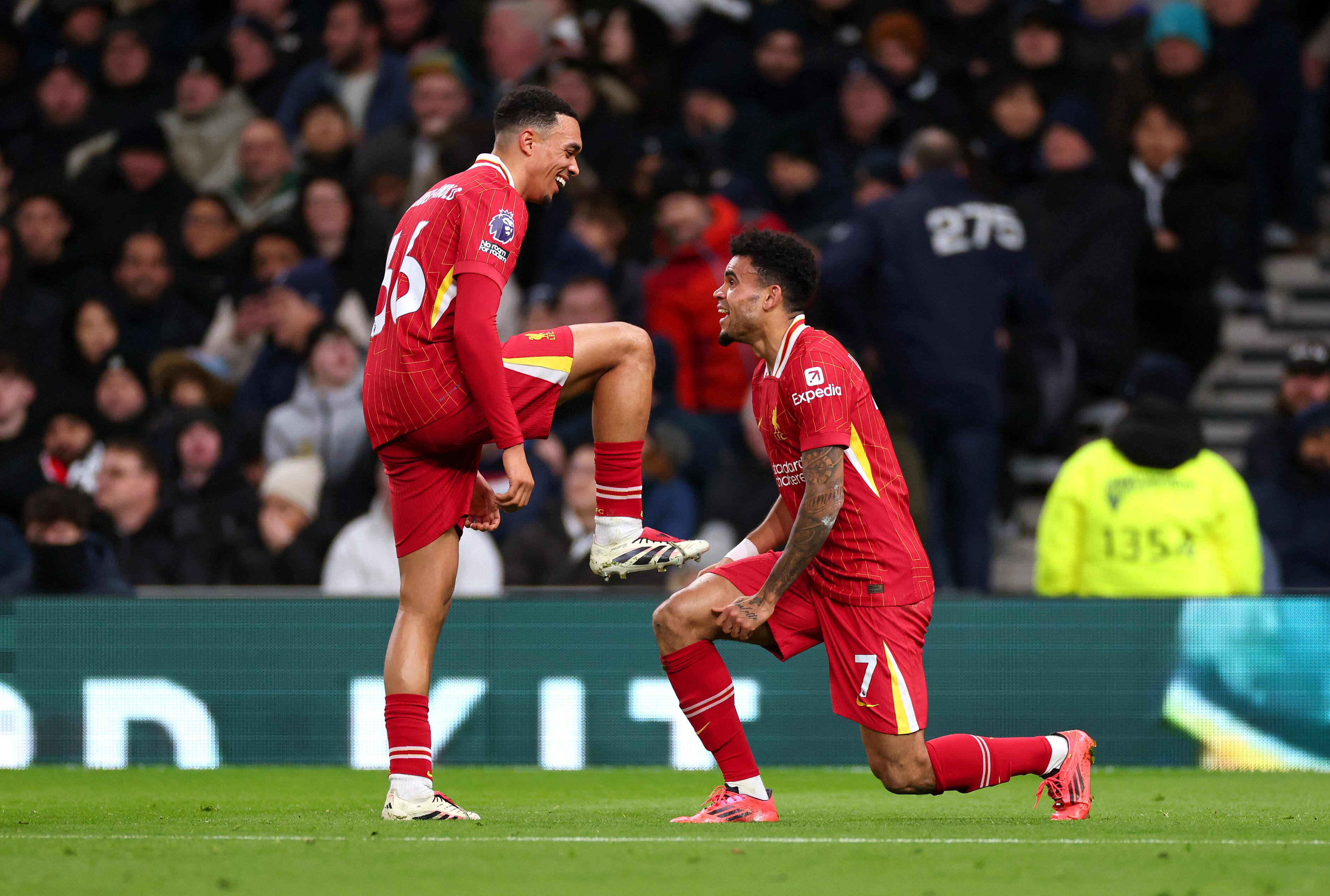 Luis Díaz celebra su gol con Trent Alexander-Arnold, quien lo asistió. (Photo by Marc Atkins/Getty Images)