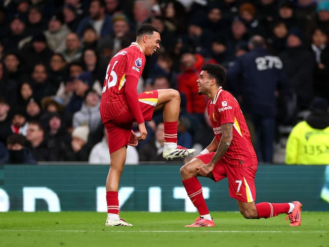 Luis Díaz celebra su gol con Trent Alexander-Arnold, quien lo asistió. (Photo by Marc Atkins/Getty Images)