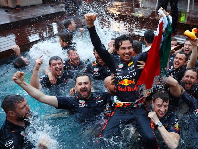 Piloto mexicano Sergio Pérez con miembros de la escudería Red Bull Racing. (Photo by Mark Thompson/Getty Images)