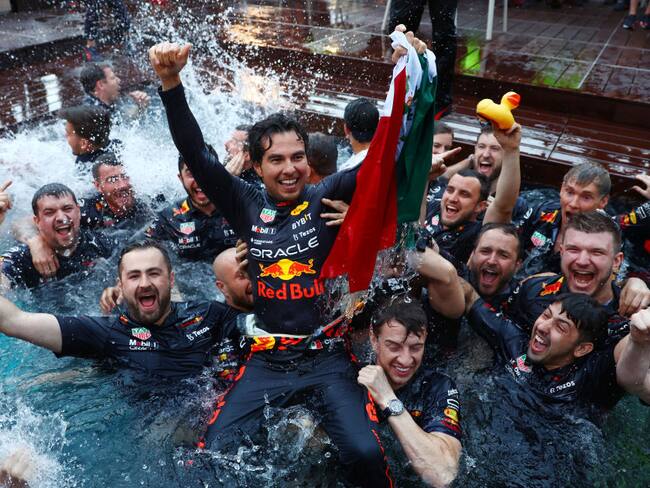 Piloto mexicano Sergio Pérez con miembros de la escudería Red Bull Racing. (Photo by Mark Thompson/Getty Images)