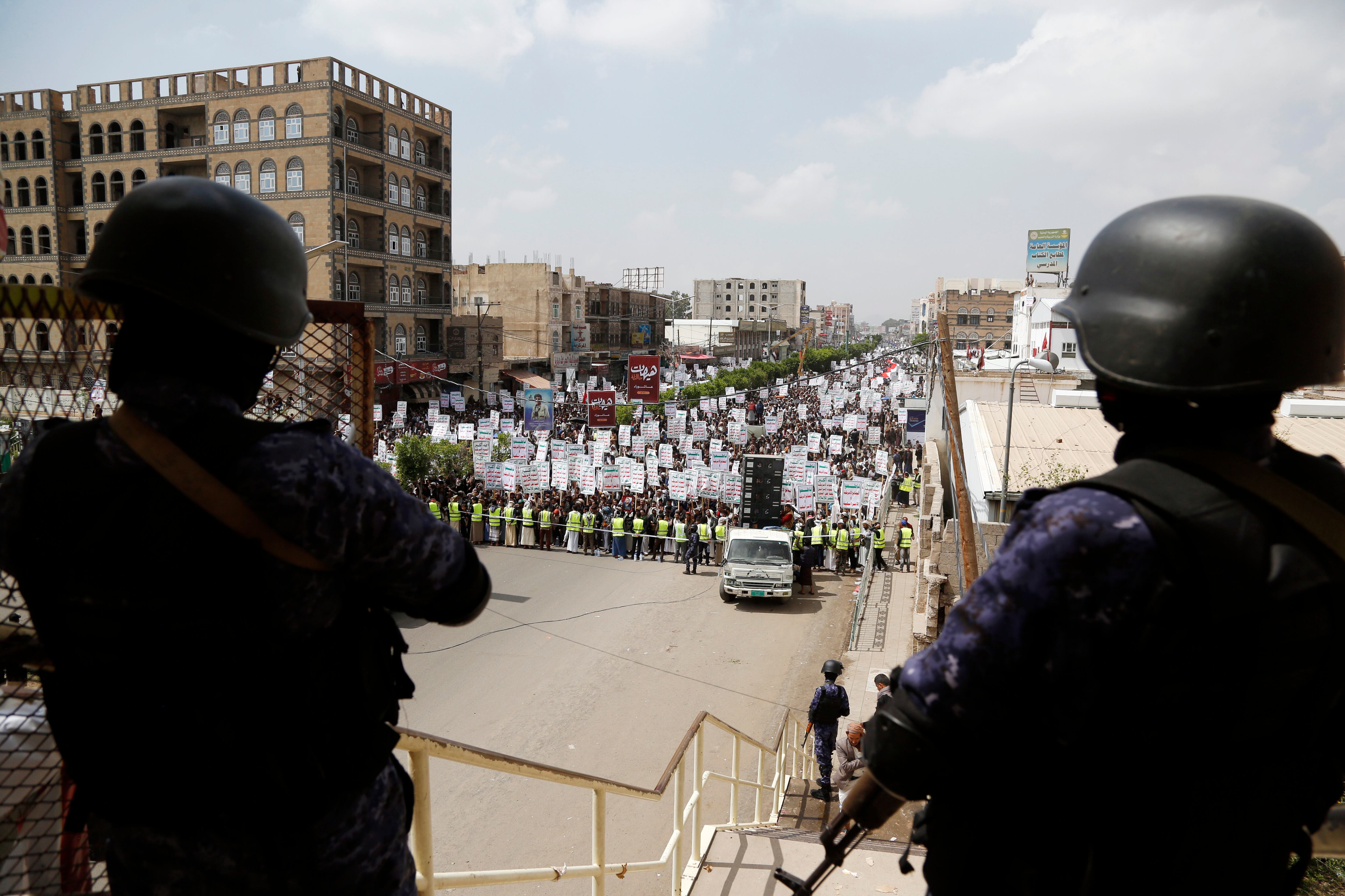 Los leales Houthi de Yemen participan en un mitin en Sana'a. (Photo by Mohammed Hamoud/Getty Images)