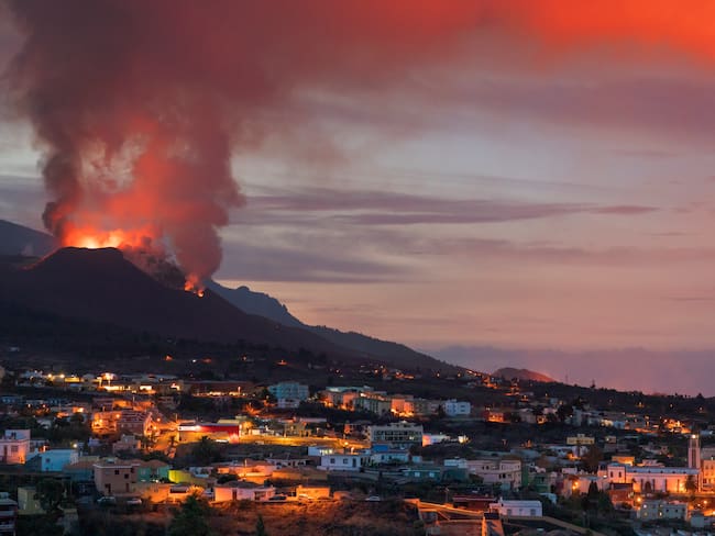 Casas del pueblo El Paso ante el Volcán de La Palma