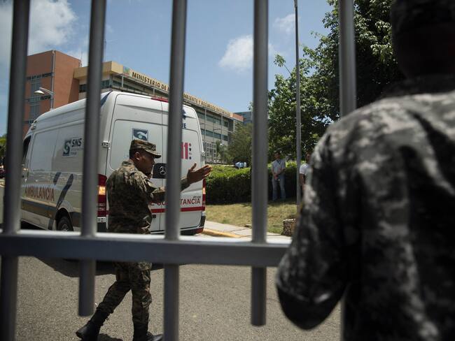An ambulance enters the Dominican Ministry of Environment headquarters during a shooting, in Santo Domingo, on June 6, 2022. - Dominican Minister of Environment Orlando Jorge Mera was shot dead at his office Monday. (Photo by Erika SANTELICES / AFP)