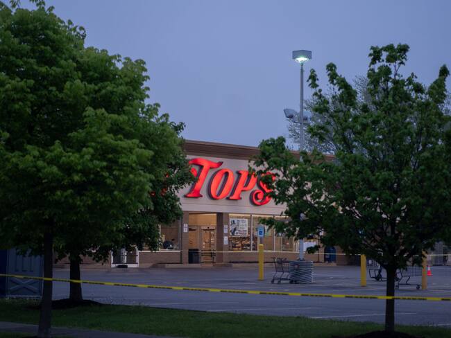Tiroteo perpetrado el pasado mayo en un supermercado de Buffalo. Foto: Getty Images.