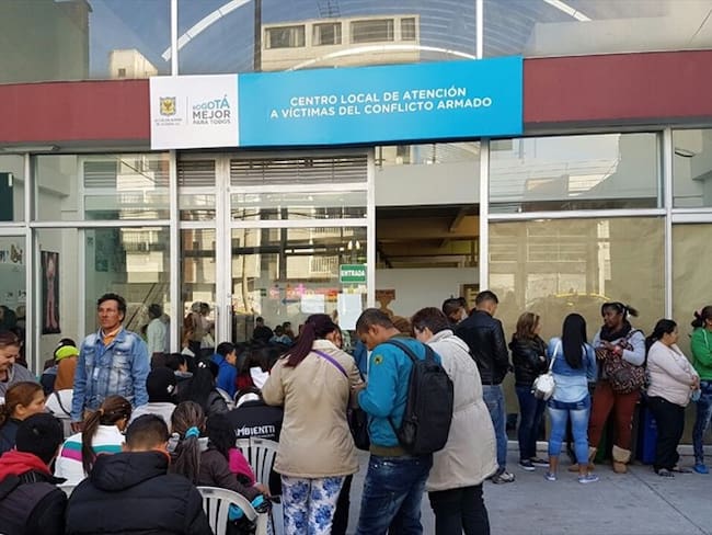 Víctimas de la violencia frente al Centro Local de Atención a las Víctimas del Conflicto Armado. Foto: Juan David Barragán - W Radio