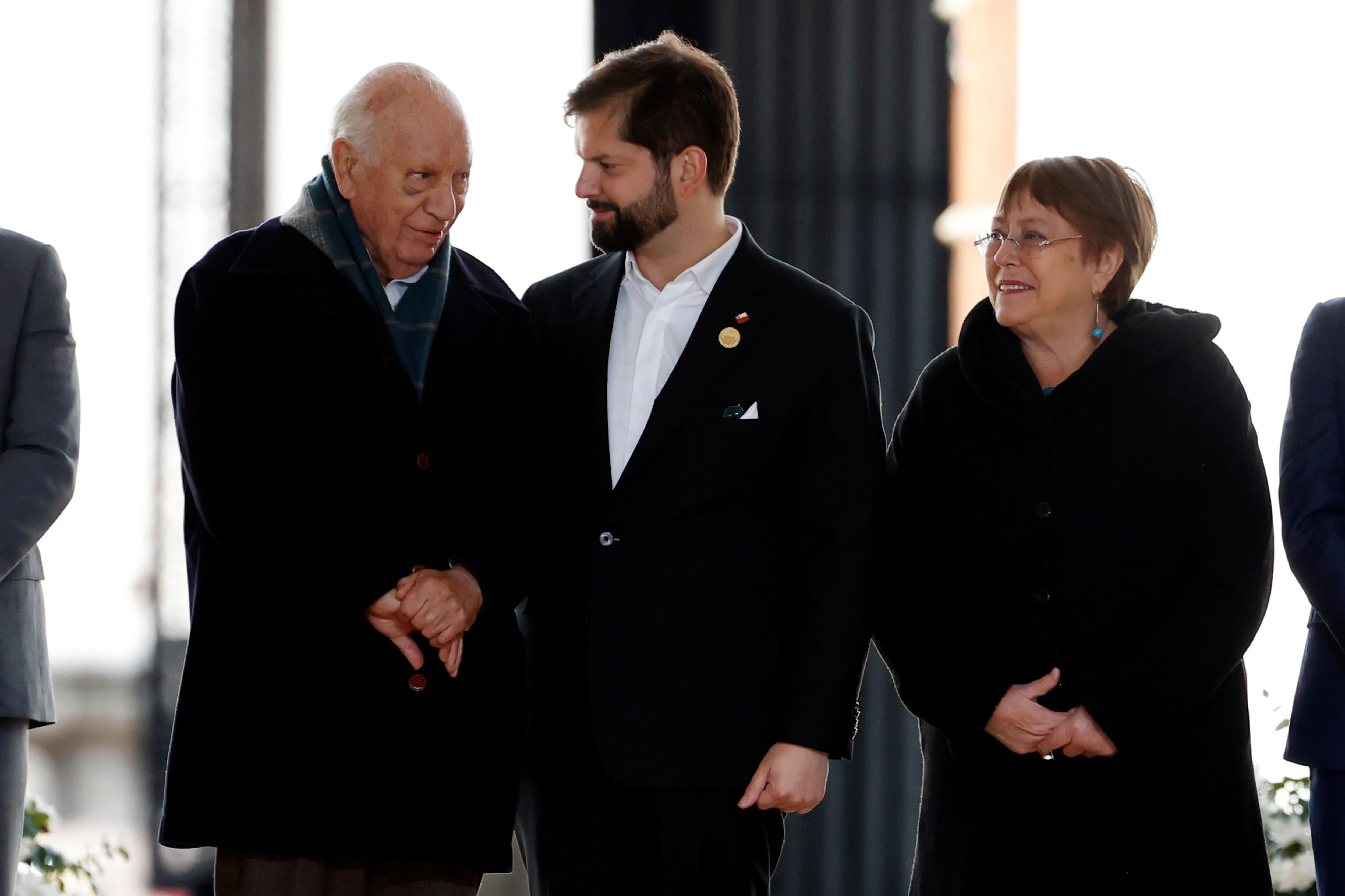 AME3388. SANTIAGO (CHILE), 30/01/2024.- Fotografía de archivo fechada el 11 de septiembre de 2023 del expresidente chileno Ricardo Lagos (izquierda) en uno de sus últimos actos públicos, acompañado por el presidente de Chile Gabriel Boric (c), y Michelle Bachelet (d), durante la Conmemoración de los 50 años del Golpe de Estado en Santiago (Chile). El expresidente chileno Ricardo Lagos (2000-2006), de 85 años, anunció este martes que se retira de la vida pública y pidió "hacer muchos esfuerzos para cambiar el rumbo y retomar un camino más auspicioso para la humanidad. EFE/ Elvis González