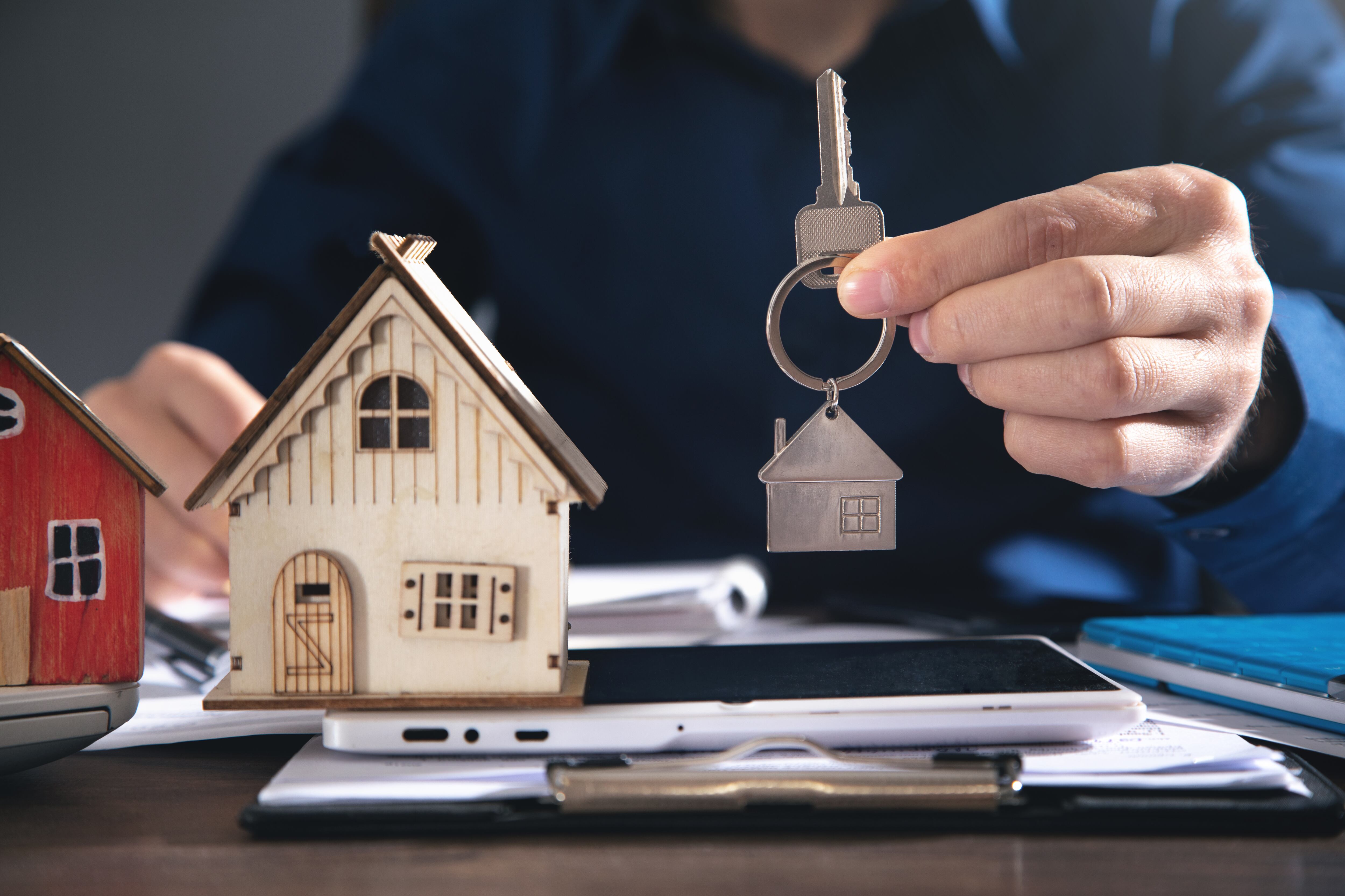 Agente inmobiliario con llave de la casa (GettyImages)