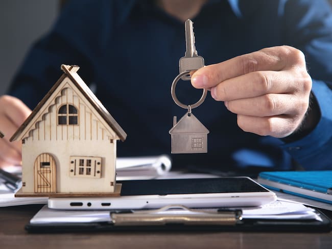 Agente inmobiliario con llave de la casa (GettyImages)