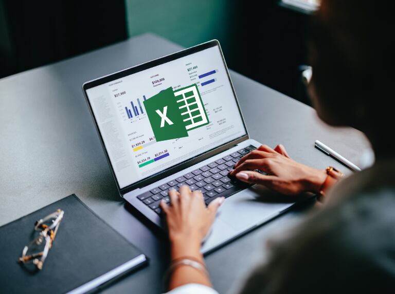 Mujer trabajando gráficas en Excel (Getty Images)