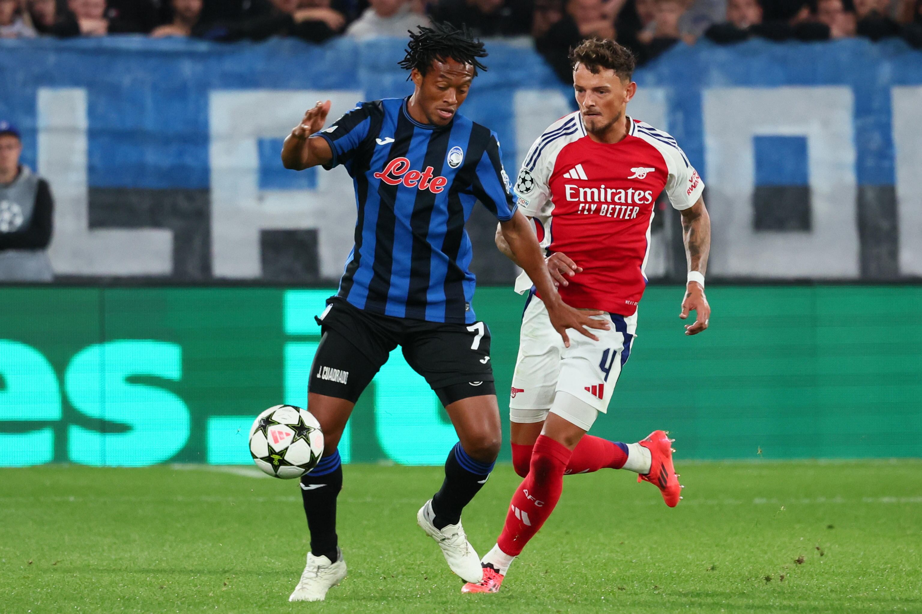 Bergamo (Italy), 19/09/2024.- Atalanta's Juan Cuadrado (L) and Arsenal's Ben White in action during the UEFA Champions League soccer match between Atalanta BC and Arsenal FC at the Bergamo Stadium in Bergamo, Italy, 19 September 2024. (Liga de Campeones, Italia) EFE/EPA/MICHELE MARAVIGLIA