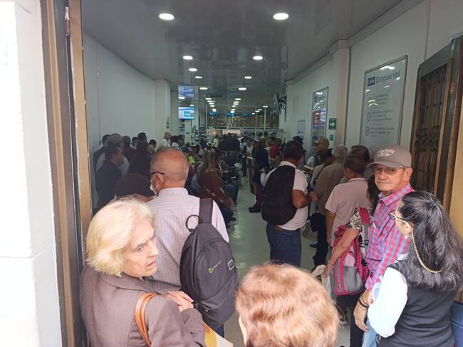 Usuarios esperando turno para la entrega de medicamentos en un dispensario en el centro de Manizales.