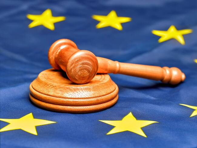 Bandera Unión Europea con un mazo (Getty Imágenes)