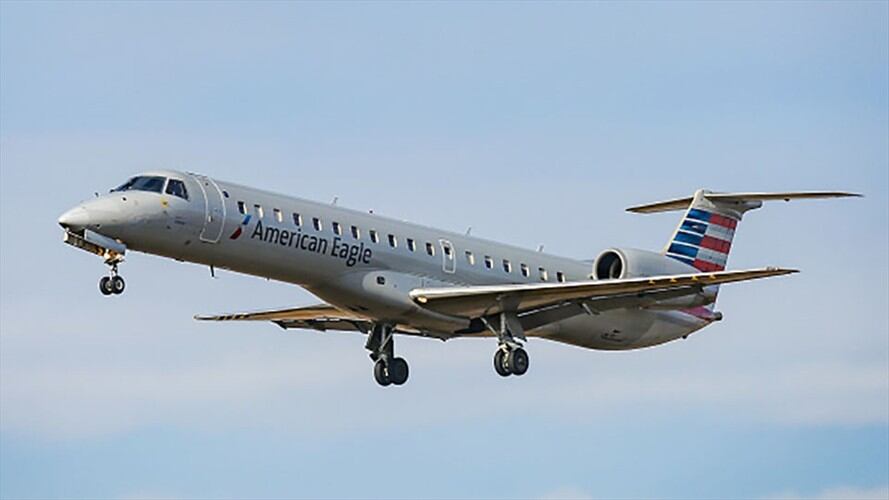 IATA a favor de protectores faciales pero en contra del distanciamiento en los aviones. Foto: Getty Images