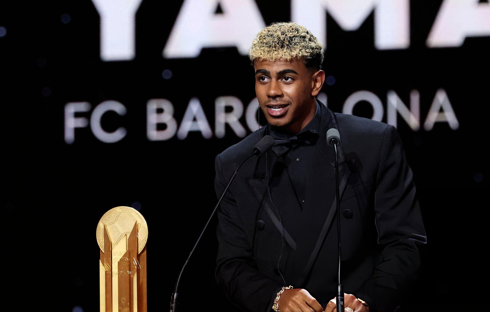 Lamine Yamal recibe el premio Kopa a mejor jugador joven en París, Francia. FOTO: FRANCK FIFE/AFP via Getty Images
