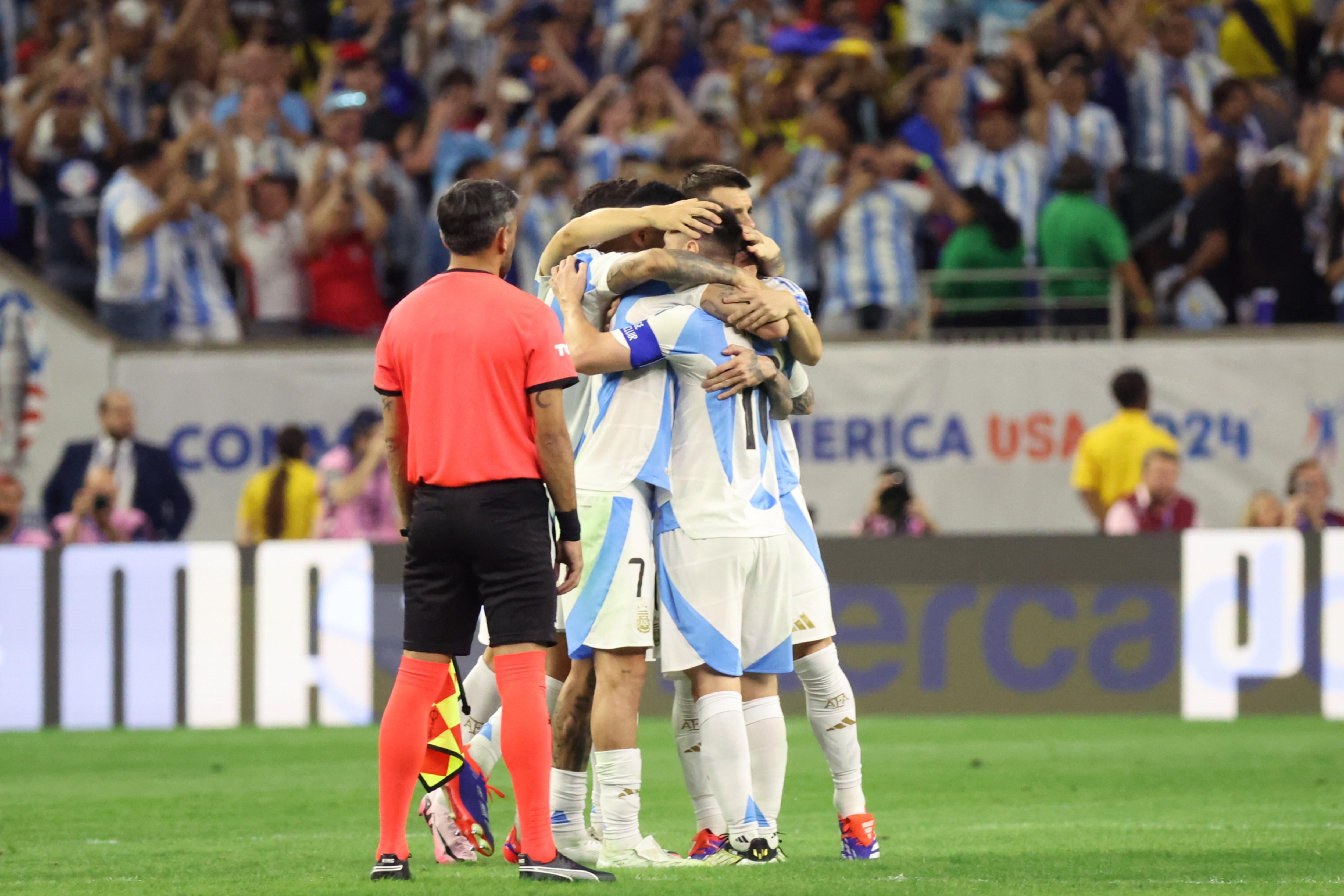 Houston (United States), 05/07/2024.- Argentina forward Lionel Messi (R) celebrates with teammates after Argentina defender Nicolás Otamendi scored the winning penalty kick past Ecuador goalkeeper Alexander Domínguez during the CONMEBOL Copa America 2024 quarterfinals soccer match between Argentina and Ecuador, in Houston, Texas, USA, 04 July 2024. EFE/EPA/LESLIE PLAZA JOHNSON