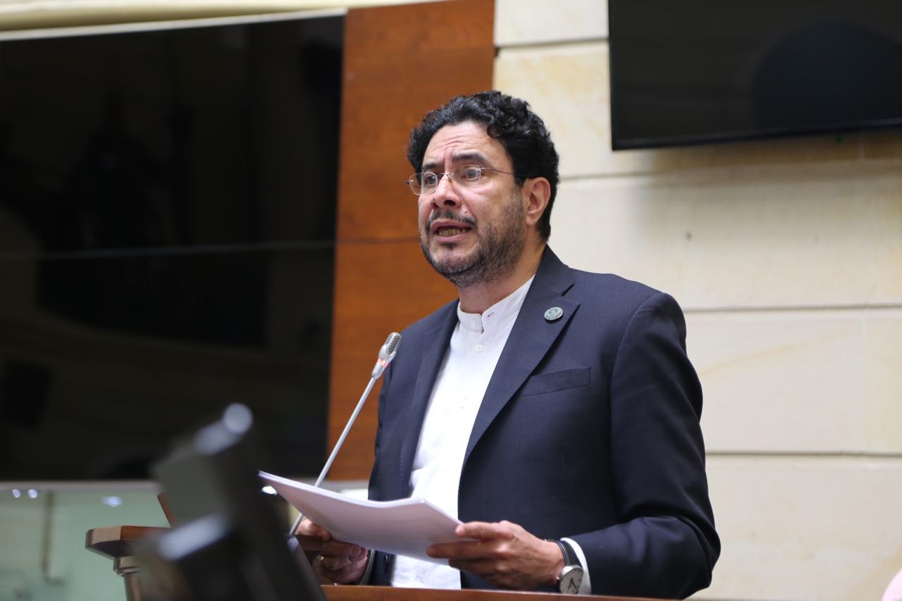 Habla el abogado que fue suplantado para firmar demanda contra el senador Iván Cepeda