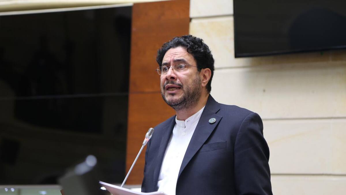 Habla el abogado que fue suplantado para firmar demanda contra el senador Iván Cepeda