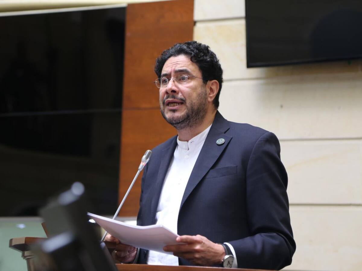 Habla el abogado que fue suplantado para firmar demanda contra el senador Iván Cepeda