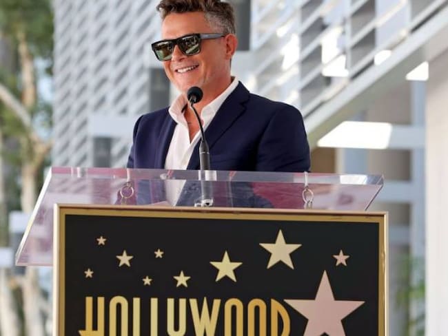 Alejandro Sanz recibiendo su premio del paseo de la fama en Hollywood. Créditos: Getty Images