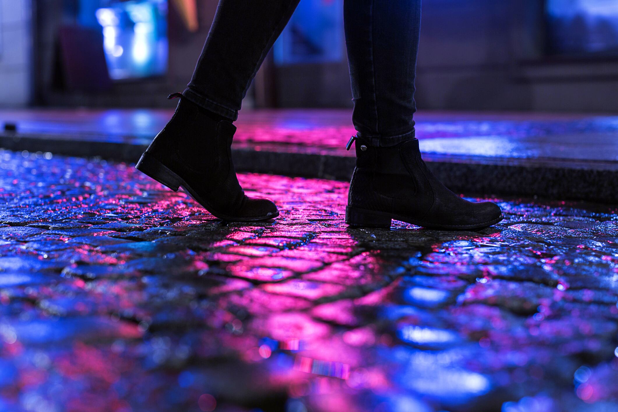 Mujer caminando en la noche; imagen de referencia. Foto: Fotyma / Getty Images