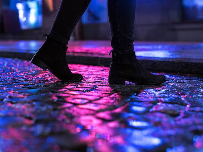 Mujer caminando en la noche; imagen de referencia. Foto: Fotyma / Getty Images