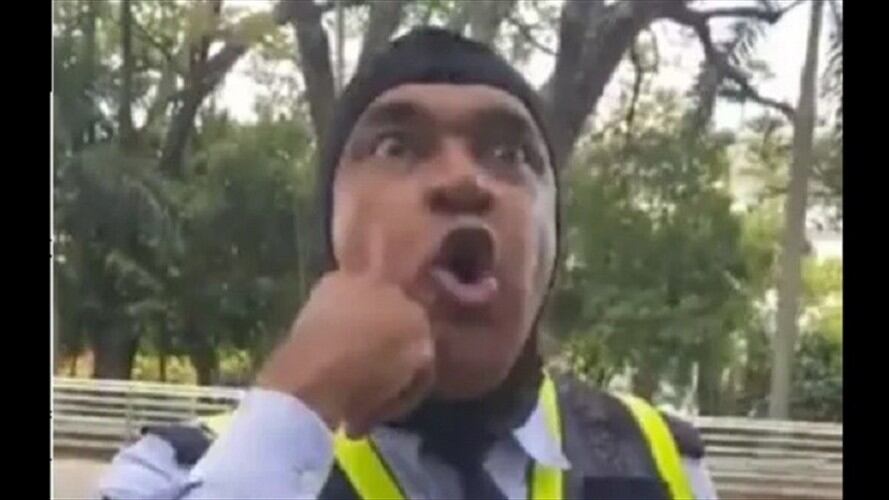 Agente de Cali se opone a colocarse tapabocas. Foto: captura de video