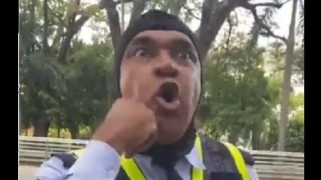 Agente de Cali se opone a colocarse tapabocas. Foto: captura de video