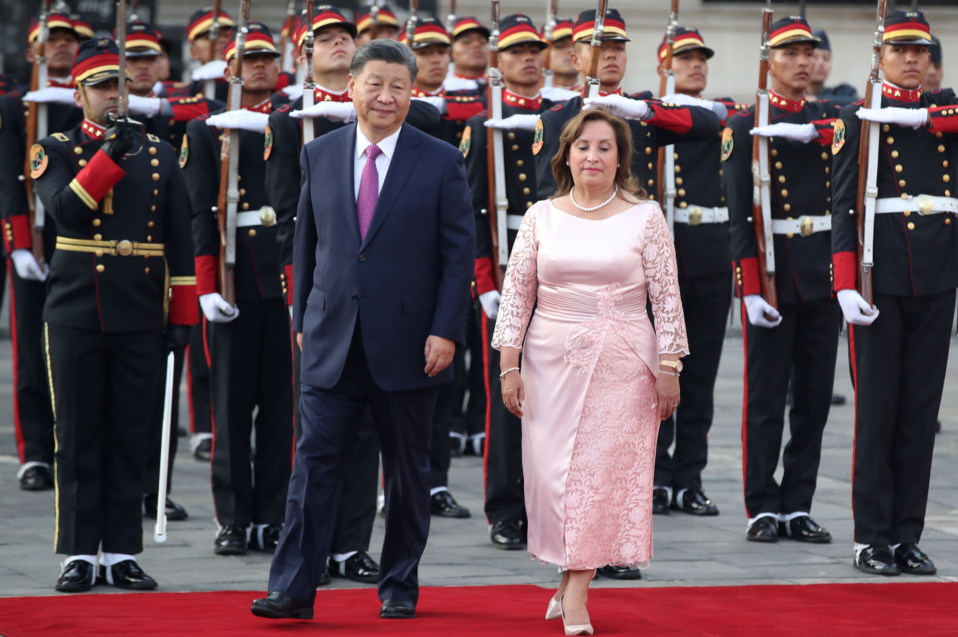 La presidenta de Perú, Dina Boluarte y el presidente de China, Xi Jinping FOTO: EFE/Paolo Aguilar