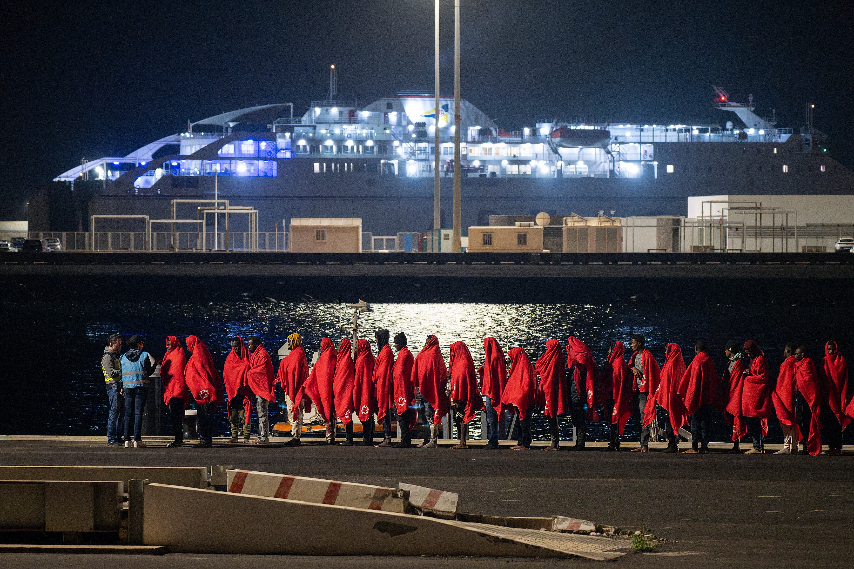 Rescatados de embarcación en Lanzarote. FOTO: EFE/Adriel Perdomo