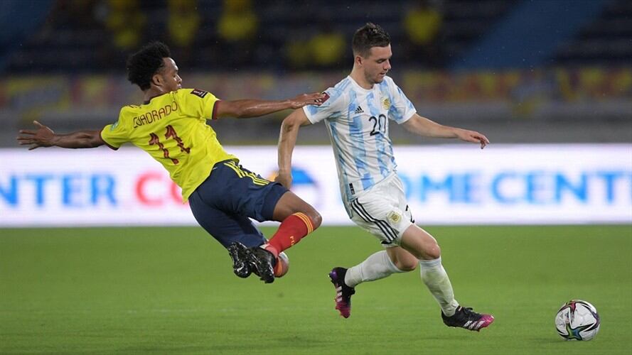 Futbolistas Juan Guillermo Cuadrado y Exequiel Palacios en el partido Colombia vs. Argentina. Foto: RAUL ARBOLEDA/AFP via Getty Images
