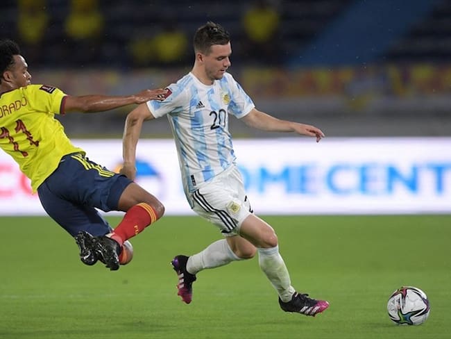 Futbolistas Juan Guillermo Cuadrado y Exequiel Palacios en el partido Colombia vs. Argentina. Foto: RAUL ARBOLEDA/AFP via Getty Images