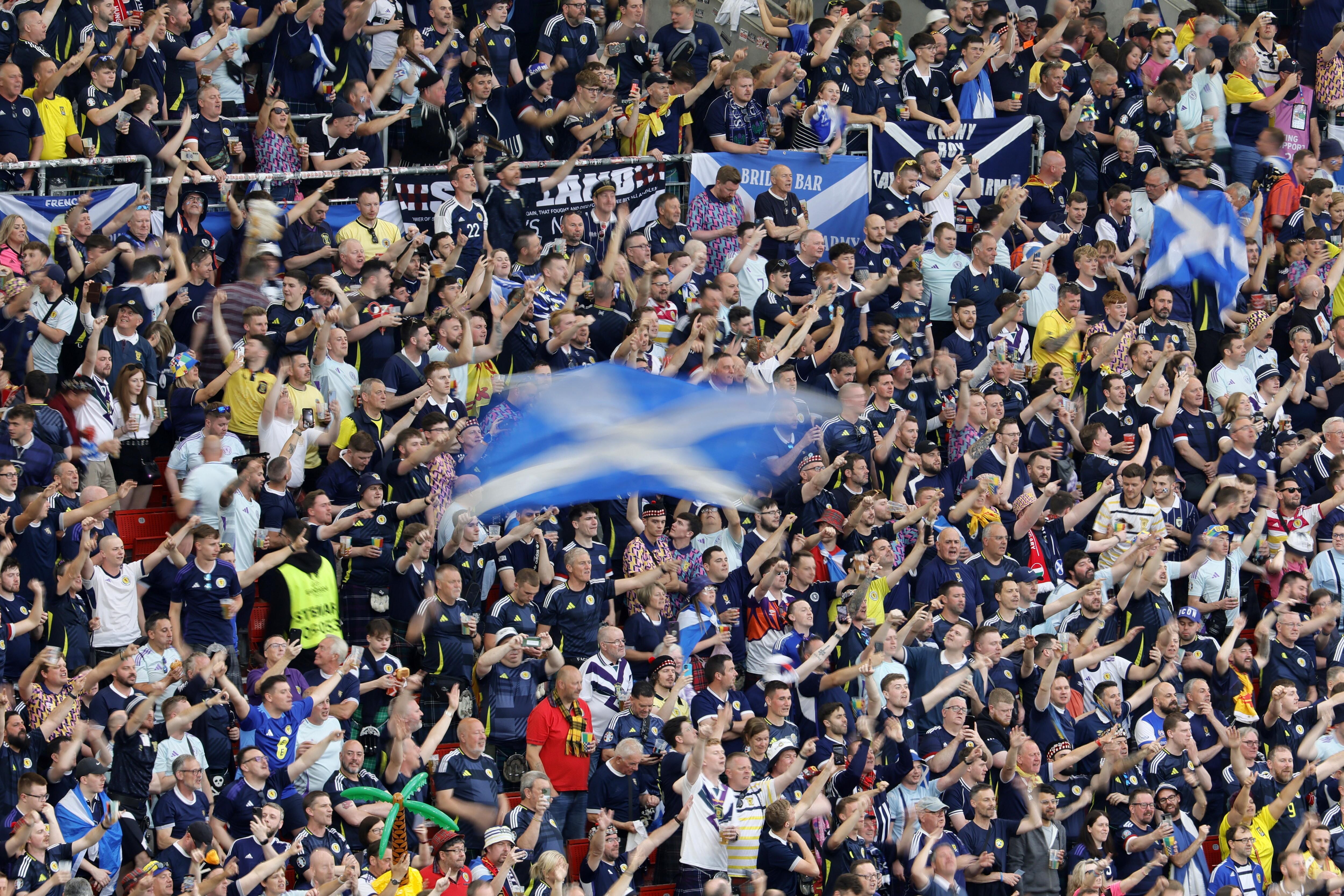 Hinchas de Escocia. Foto:. EFE/EPA/RONALD WITTEK