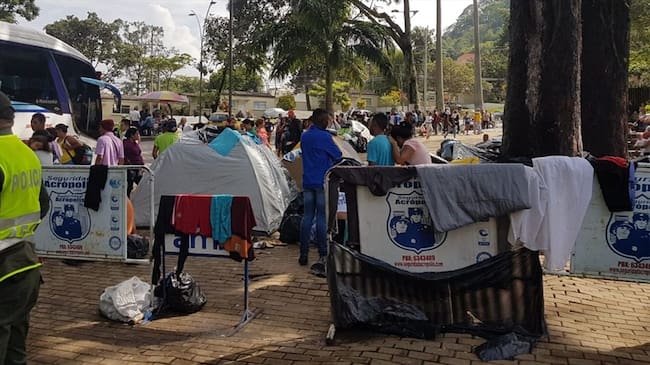 Migración Colombia y la Personería de Bucaramanga dispusieron de dos buses de la empresa Copetran para devolver a un grupo de 40 venezolanos. Foto: Audrey Carrillo (W Radio)