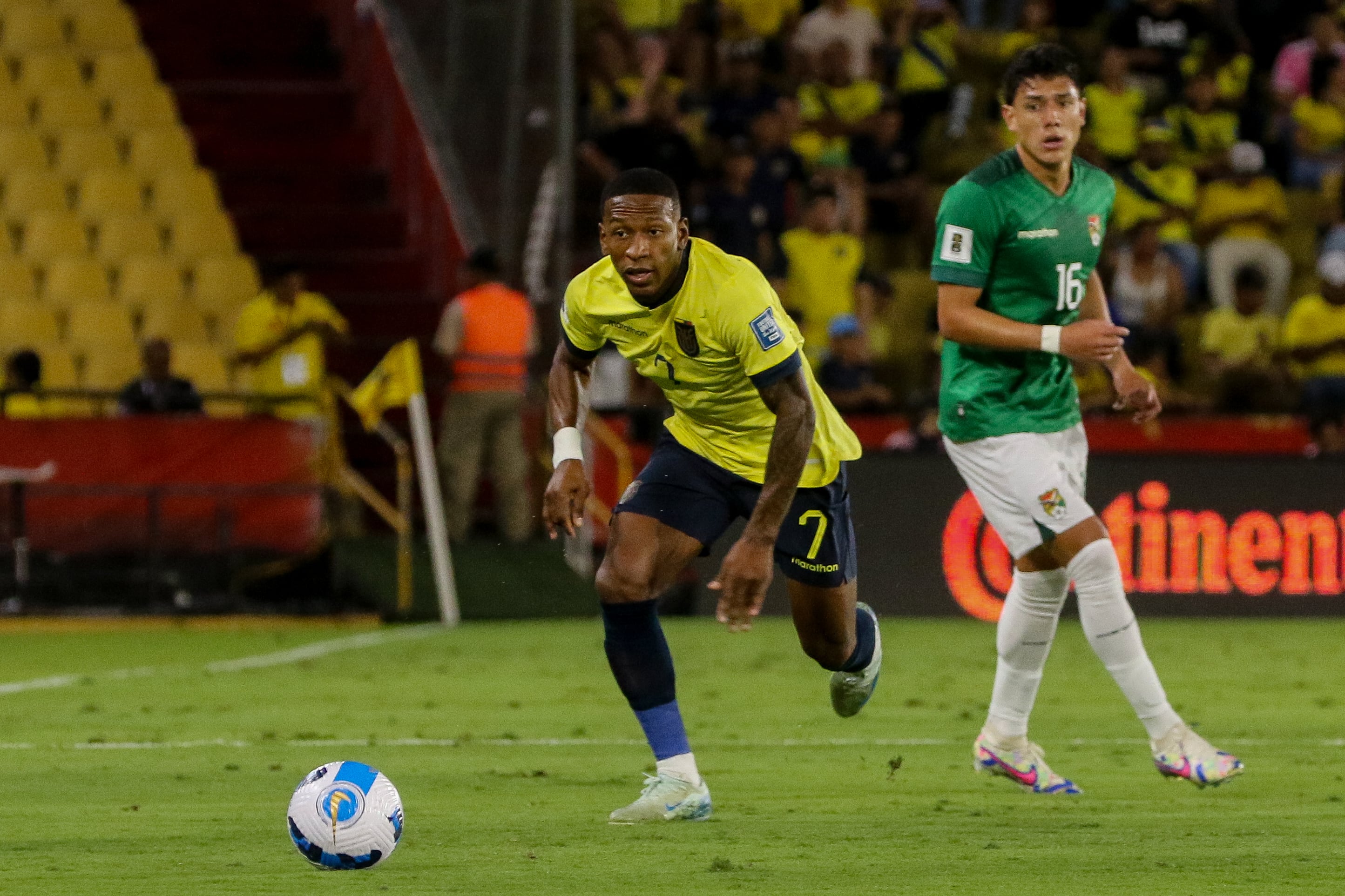 Pervis Estupiñan (i) de Ecuador disputa el balón con Cesar Menacho de Bolivia este jueves, durante un partido de las eliminatorias sudamericanas al Mundial de Fútbol 2026, en el estadio Monumental, en Guayaquil (Ecuador). EFE/ Jonathan Miranda