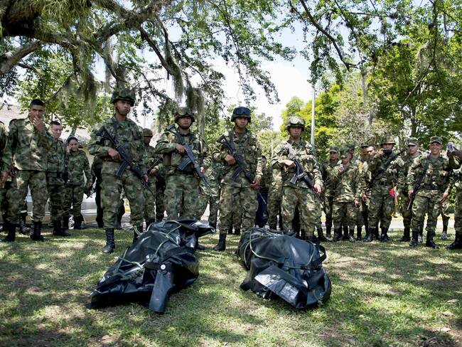 Soldados el 26 de septiembre de 2014, en Buga, Colombia, junto a los cadáveres de guerrilleros izquierdistas de las Fuerzas Armadas Revolucionarias de Colombia (FARC) asesinados durante la operación &quot;Salomón&quot;.