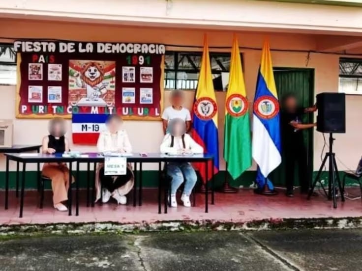 Bandera del M-19 en un colegio de Caldas. Foto suministrada por el presidente del Concejo de Aguadas