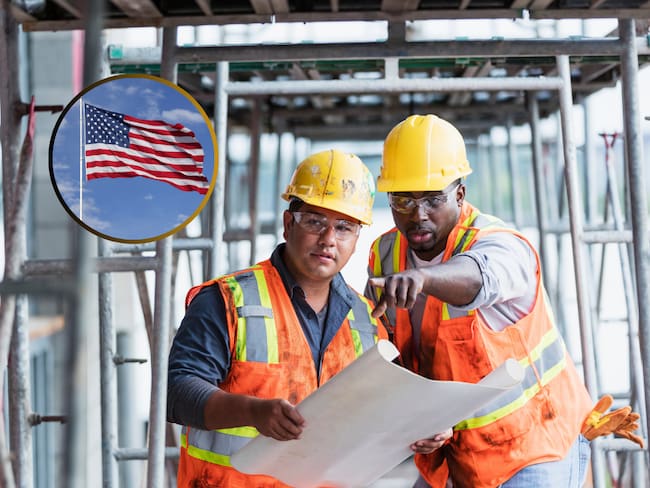 Trabajadores de la construcción ejerciendo su labor y de fondo la bandera de Estados Unidos (Fotos vía Getty Images)