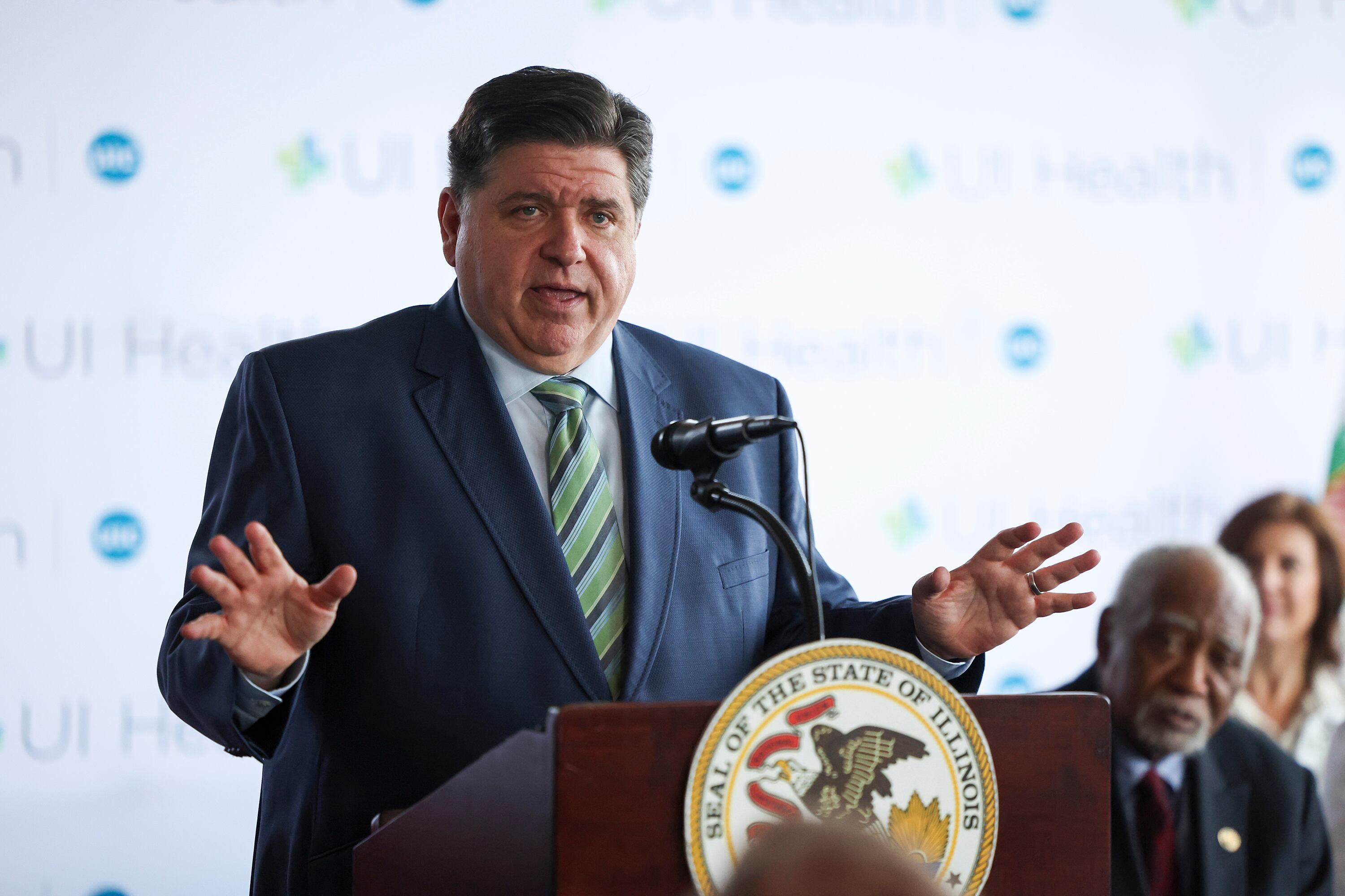 El gobernador de Illinois, JB Pritzker, habla durante una rueda de prensa en el Centro de Salud UI Health Mile Square el 28 de febrero de 2025, en Rockford, Illinois. (Eileen T. Meslar/Chicago Tribune/Tribune News Service vía Getty Images)