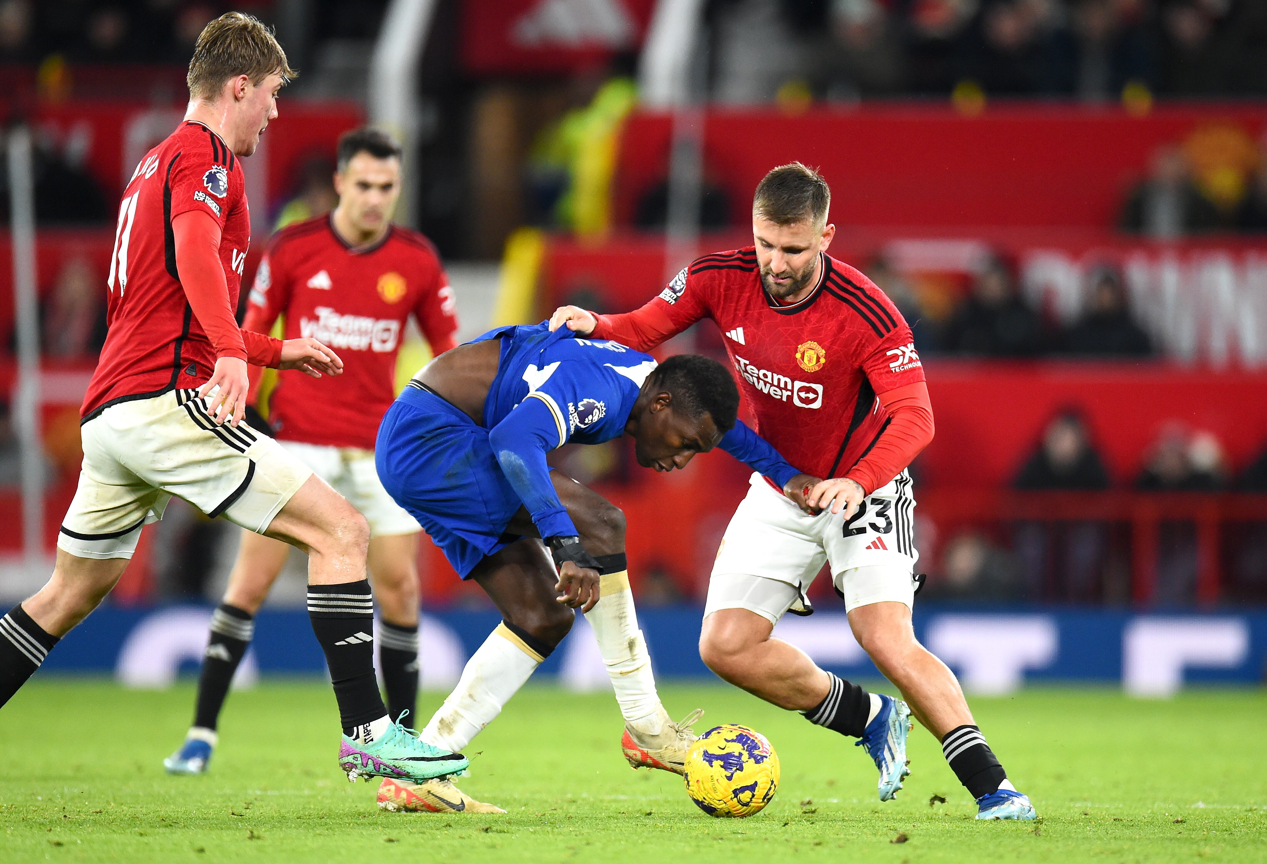 Manchester (United Kingdom), 06/12/2023.- Luke Shaw (R) of Manchester United in action against Nicholas Jackson (C) of Chelsea during the English Premier League match between Manchester United and Chelsea in Manchester, Britain, 06 December 2023. (Reino Unido) EFE/EPA/PETER POWELL EDITORIAL USE ONLY. No use with unauthorized audio, video, data, fixture lists, club/league logos, 'live' services or NFTs. Online in-match use limited to 120 images, no video emulation. No use in betting, games or single club/league/player publications.