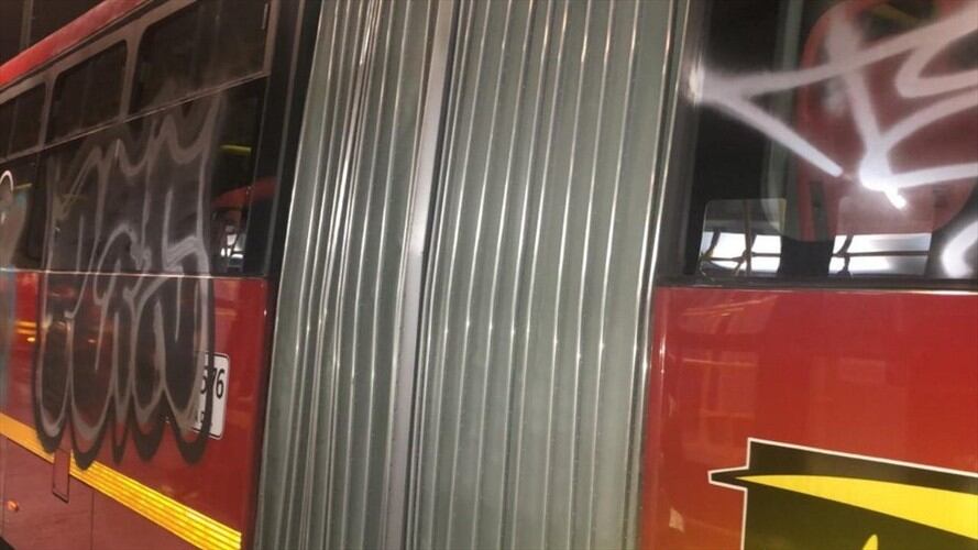 Los buses nuevos de Transmilenio fueron vandalizados en el marco de la celebración del cumpleaños de Millonarios. Foto: Transmilenio
