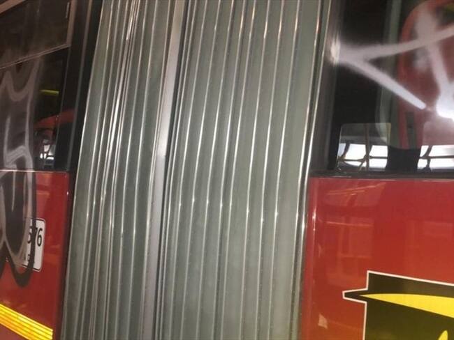 Los buses nuevos de Transmilenio fueron vandalizados en el marco de la celebración del cumpleaños de Millonarios. Foto: Transmilenio