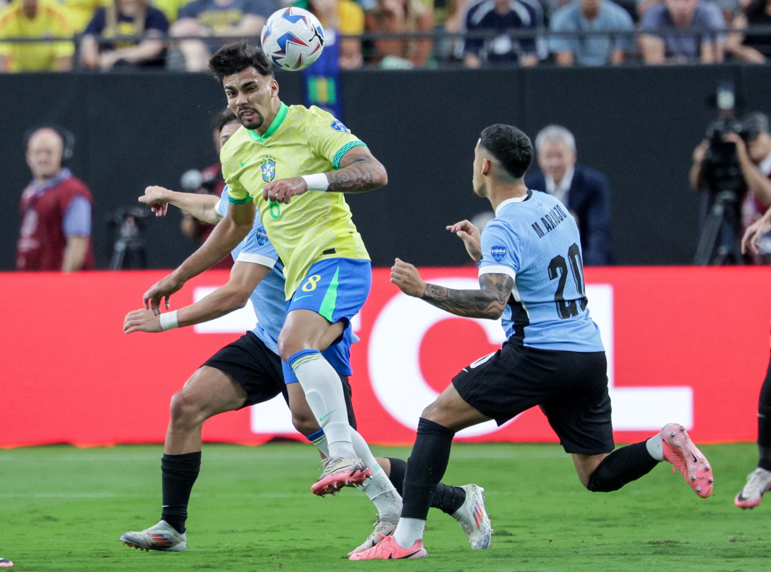 Las Vegas (United States), 07/07/2024.- Lucas Tolentino of Brazil (C) in action against Maximiliano Araujo of Uruguay (R) during the CONMEBOL Copa America 2024 Quarter-finals match between Uruguay and Brazil, in Las Vegas, Nevada, USA, 06 July 2024. (Brasil) EFE/EPA/ALLISON DINNER