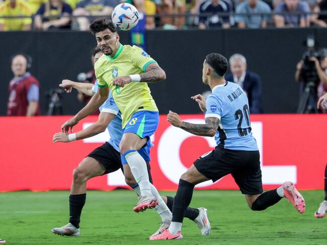 Las Vegas (United States), 07/07/2024.- Lucas Tolentino of Brazil (C) in action against Maximiliano Araujo of Uruguay (R) during the CONMEBOL Copa America 2024 Quarter-finals match between Uruguay and Brazil, in Las Vegas, Nevada, USA, 06 July 2024. (Brasil) EFE/EPA/ALLISON DINNER