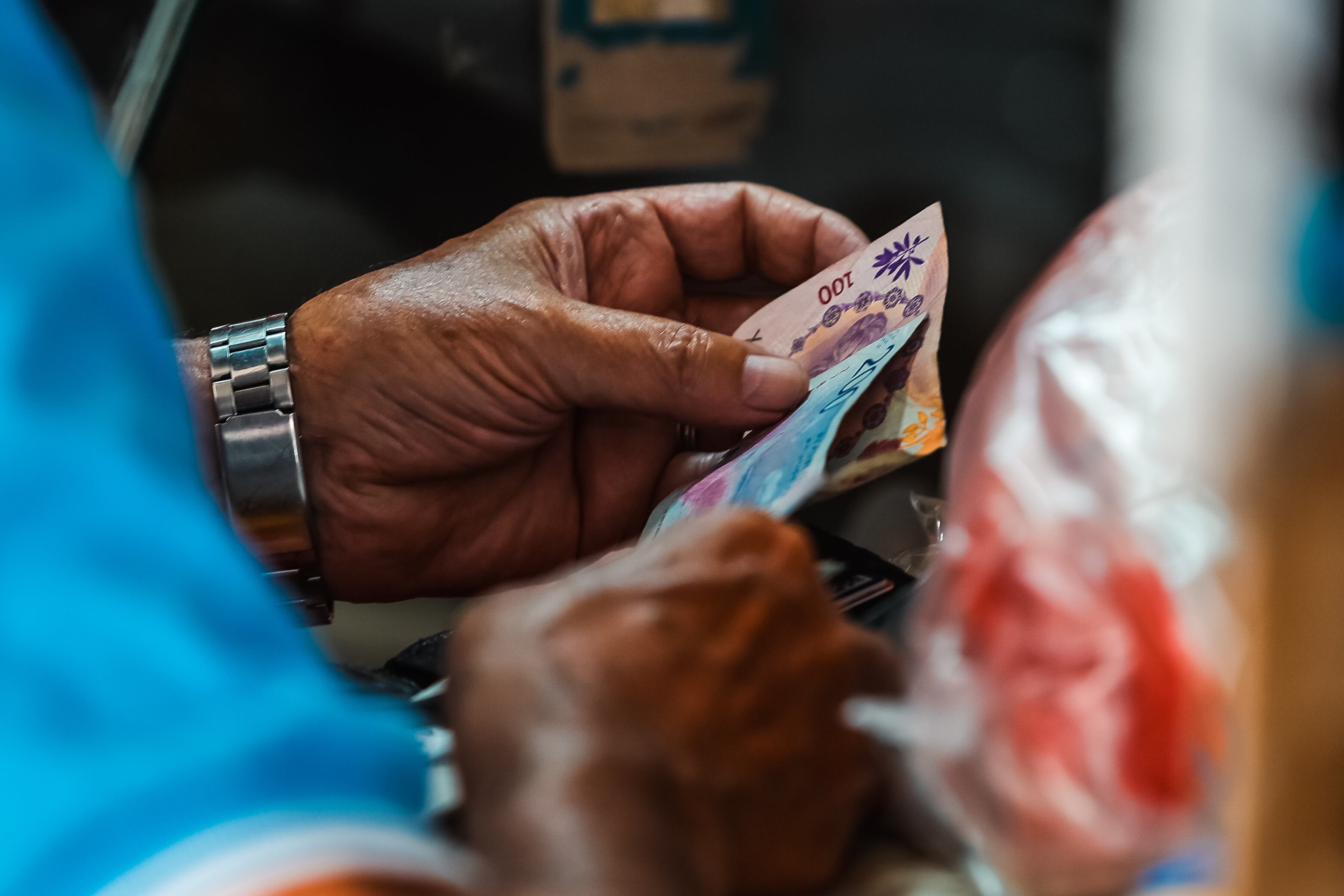 Un cliente paga sus compras en Buenos Aires (Argentina). EFE / Juan Ignacio Roncoroni