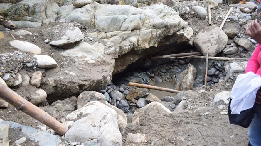 Los indígenas realizaban labores de minería artesanal cuando fueron sorprendidos por la roca . Foto: Gobernación del Cauca