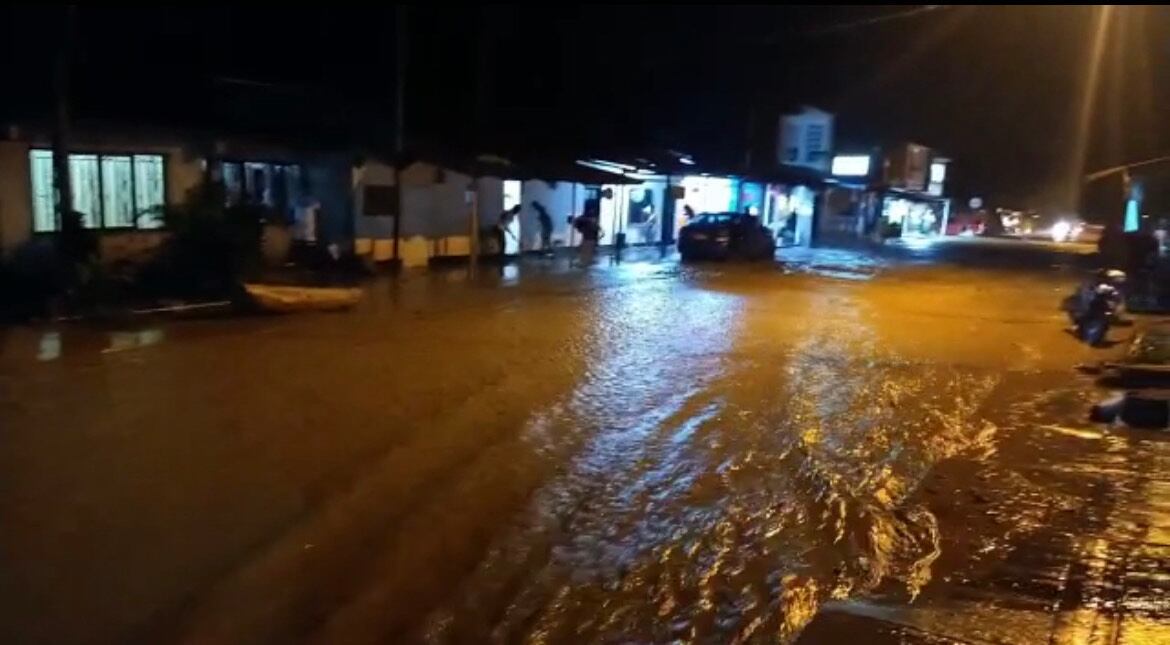 Por desbordamiento de río evacuan 70 familias en zona rural de Florida, Valle