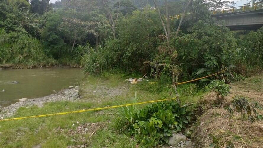 Un hombre fue hallado sin vida debajo de un puente en la entrada hacia Chinchiná, Caldas. Foto: Policía de Caldas