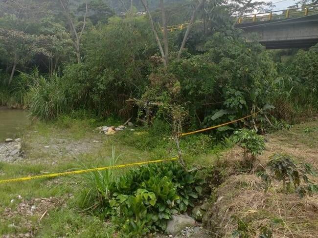 Un hombre fue hallado sin vida debajo de un puente en la entrada hacia Chinchiná, Caldas. Foto: Policía de Caldas
